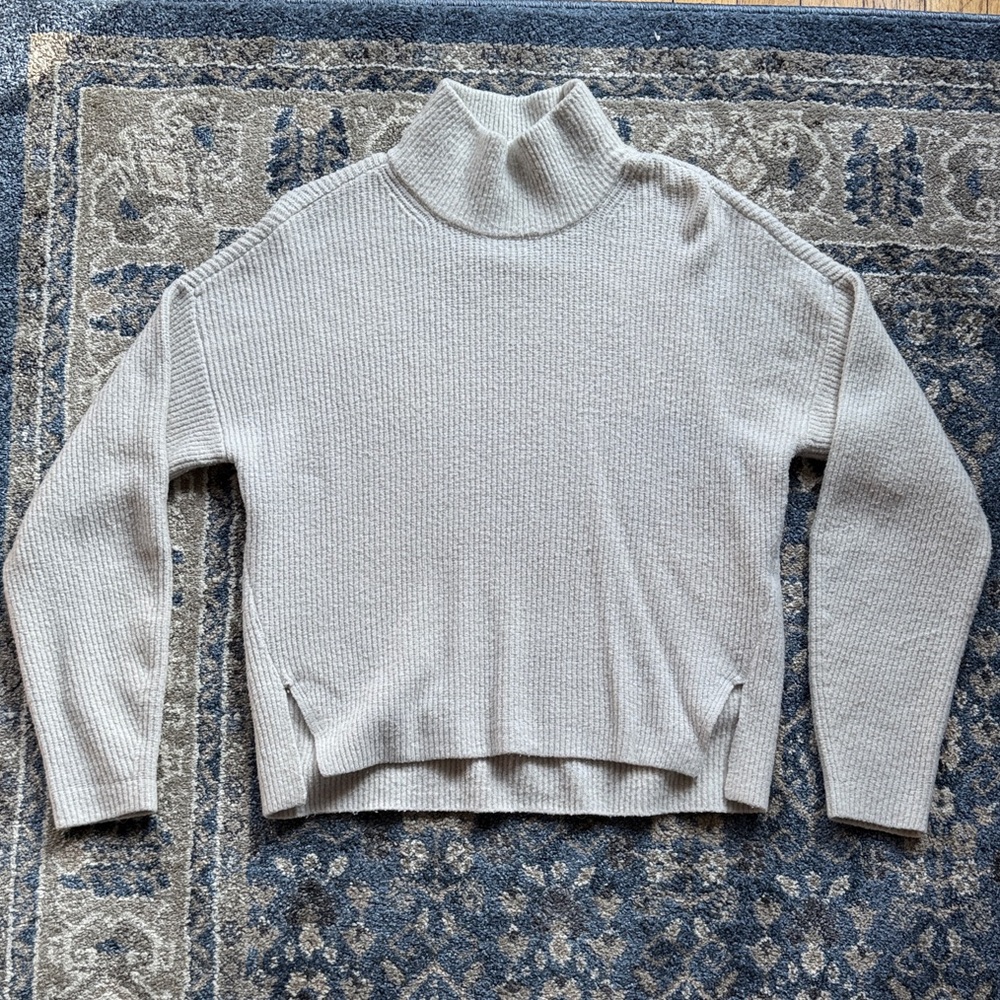 Abercrombie & Fitch Light Gray Turtleneck Sweater
